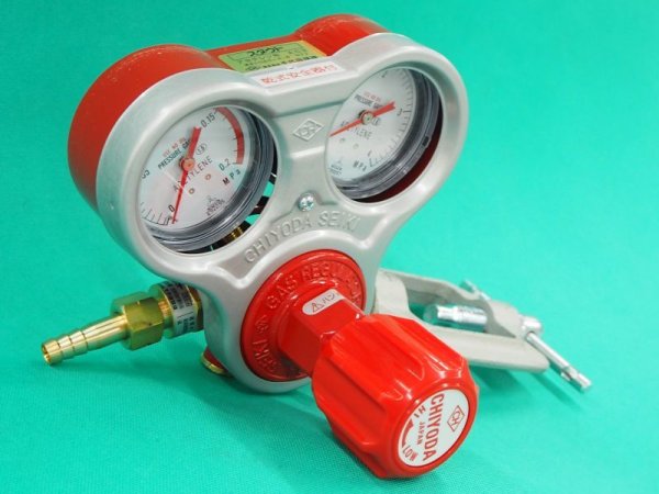 画像2: スタウト圧力調整器 アセチレン用 乾式安全器内蔵、ゲージプロテクター付 SRA-A 千代田精機 (2)