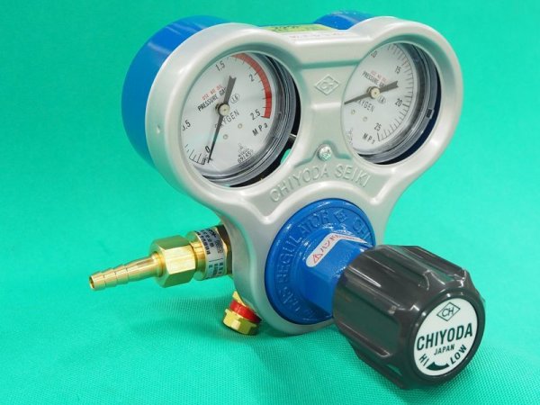 画像2: スタウト圧力調整器 酸素用 乾式安全器内蔵 SRO-A -W/E ゲージプロテクター付 千代田精機  (2)