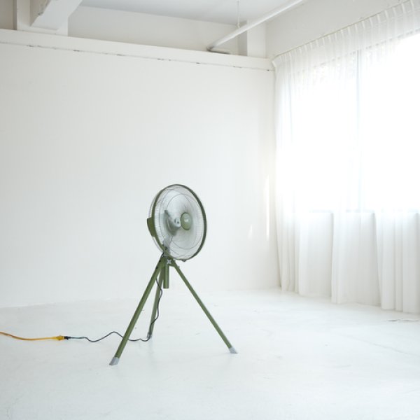 画像4: TRUSCO 全閉式工場扇ルフトハーフェンスタンドタイプ アルミハネ OD色 [488-7891] [廃番] (4)