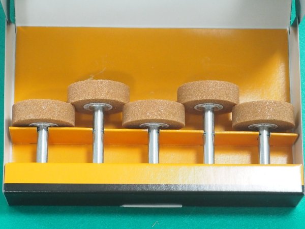 画像3: TRUSCO 軸付砥石WA 平型 Φ32X幅10X軸6 #60 5本入 MO-781P [126-6748] (3)