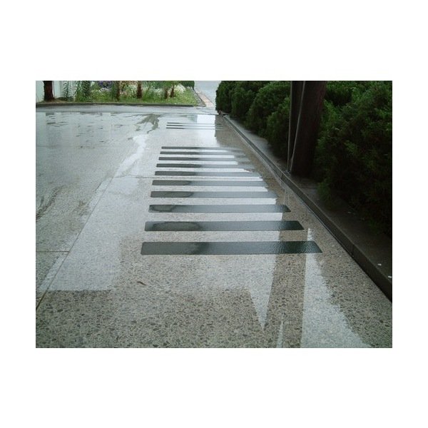 画像2: TRUSCO TNS-100(BK) ノンスリップテープ 屋外用 100mmX5m 黒 [256-4653] (2)